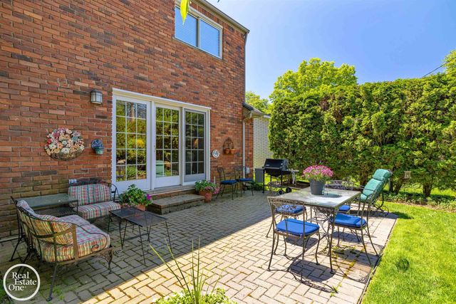 432 Saddle Lane, Grosse Pointe Woods, MI 48236