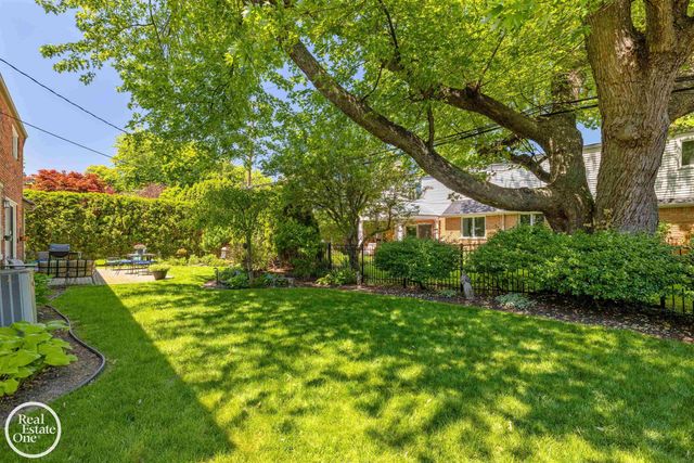 432 Saddle Lane, Grosse Pointe Woods, MI 48236