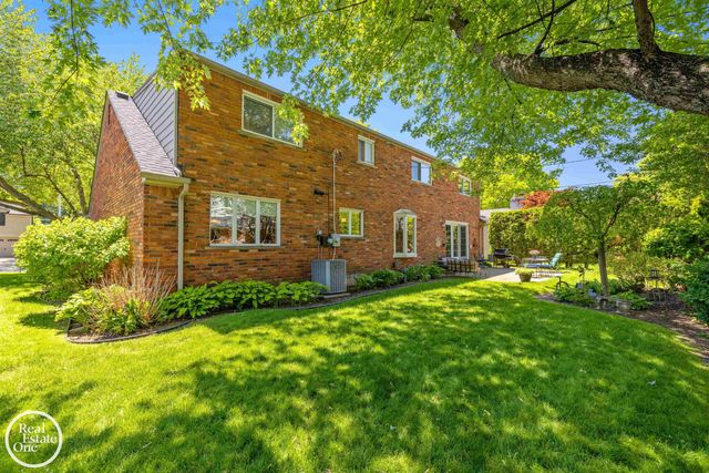 432 Saddle Lane, Grosse Pointe Woods, MI 48236