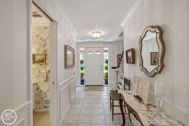 432 Saddle Lane, Grosse Pointe Woods, MI 48236