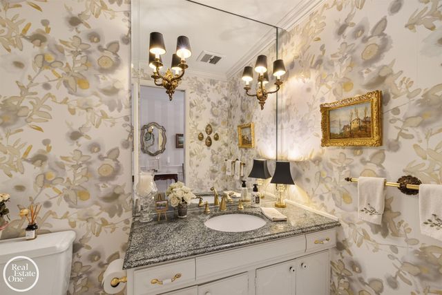432 Saddle Lane, Grosse Pointe Woods, MI 48236