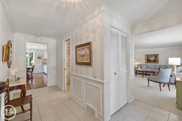 432 Saddle Lane, Grosse Pointe Woods, MI 48236