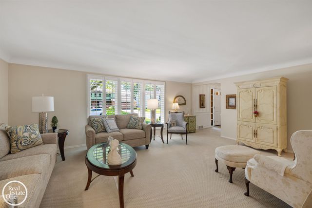 432 Saddle Lane, Grosse Pointe Woods, MI 48236