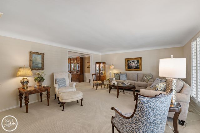 432 Saddle Lane, Grosse Pointe Woods, MI 48236