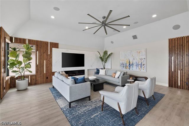 18 Pelican ST E, Naples, FL 34113