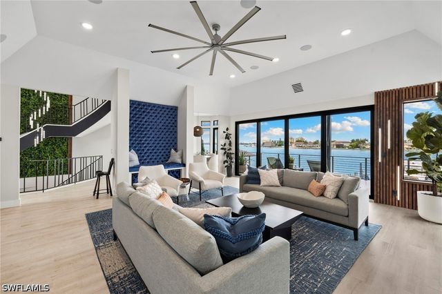 18 Pelican ST E, Naples, FL 34113