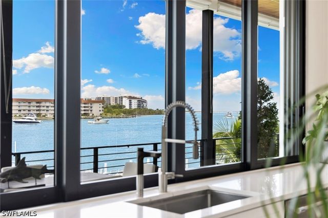 18 Pelican ST E, Naples, FL 34113