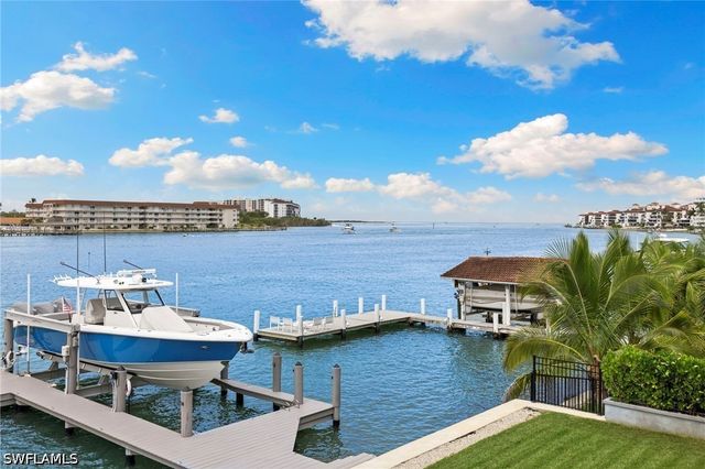 18 Pelican ST E, Naples, FL 34113