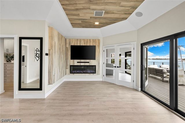 18 Pelican ST E, Naples, FL 34113