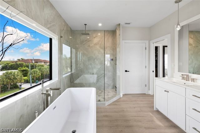 18 Pelican ST E, Naples, FL 34113