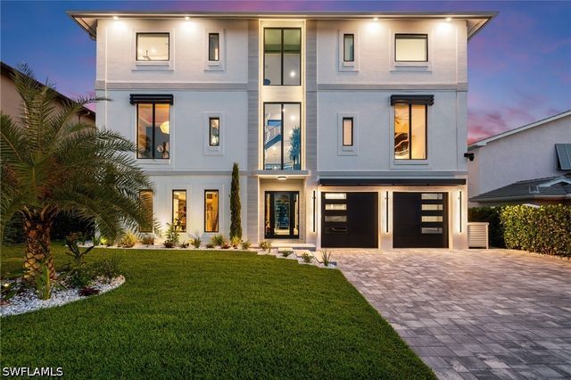 18 Pelican ST E, Naples, FL 34113