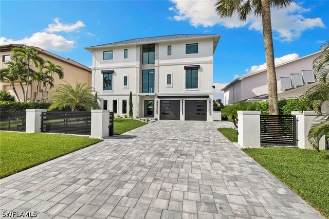 18 Pelican ST E, Naples, FL 34113