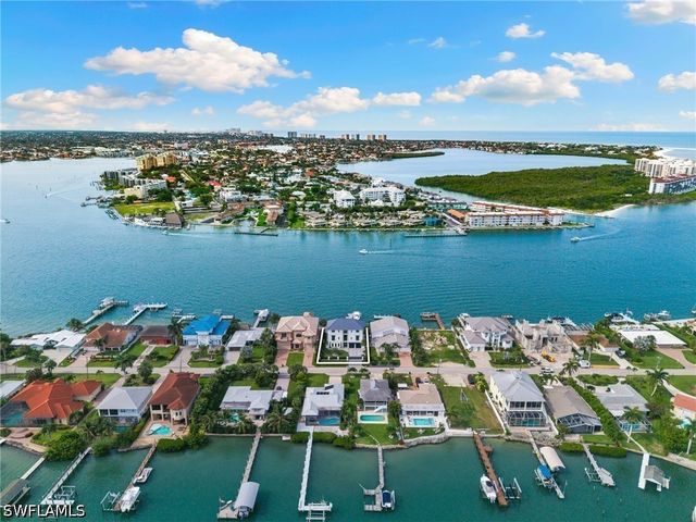 18 Pelican ST E, Naples, FL 34113