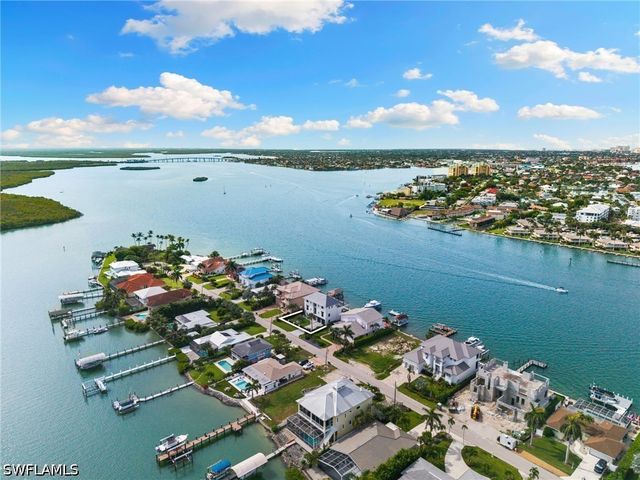18 Pelican ST E, Naples, FL 34113