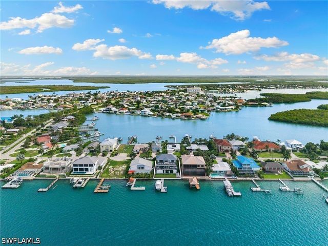 18 Pelican ST E, Naples, FL 34113