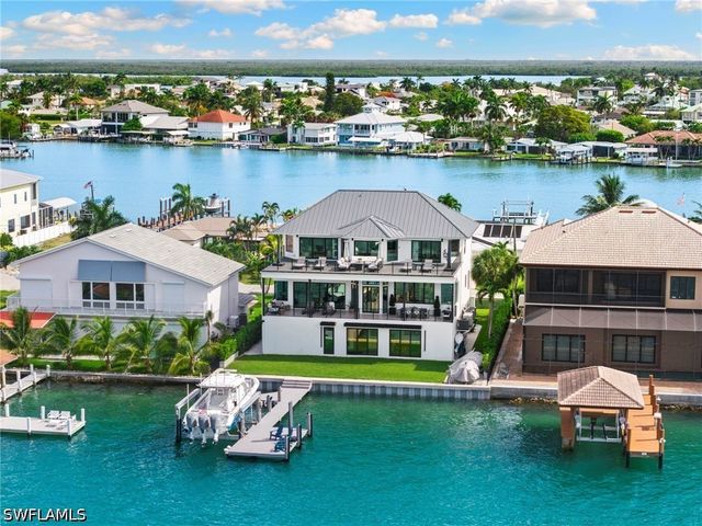 18 Pelican ST E, Naples, FL 34113