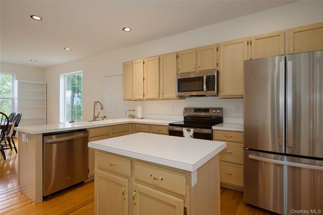 85 Roosevelt Drive, Poughquag, NY 12570