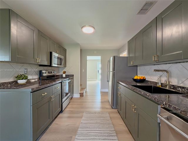 1813 SW 10th St, Fort Lauderdale, FL 33312