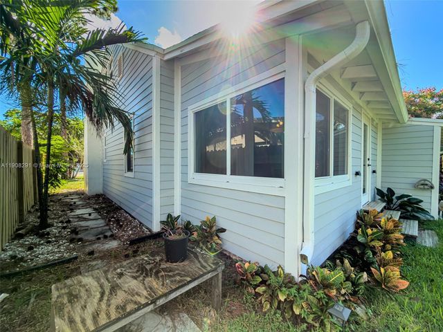 1813 SW 10th St, Fort Lauderdale, FL 33312