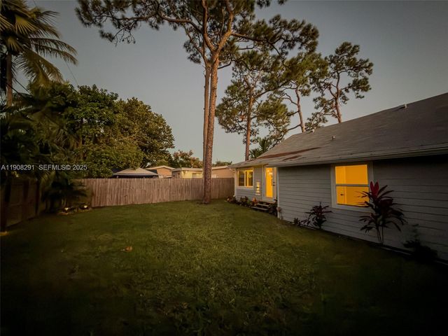 1813 SW 10th St, Fort Lauderdale, FL 33312