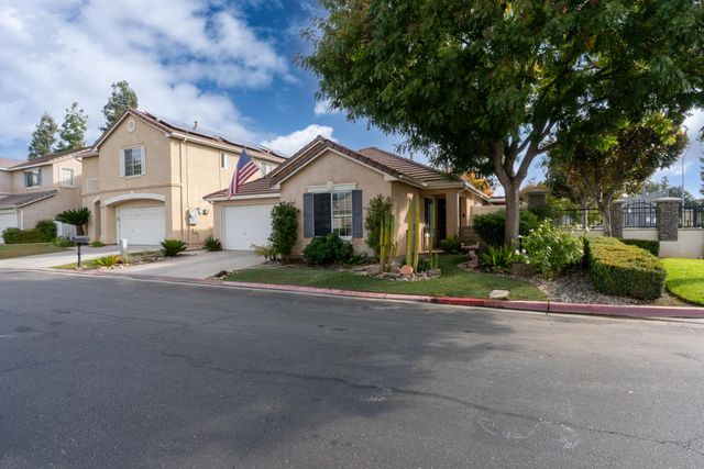 7502 N Trellis Circle, Fresno, CA 93720