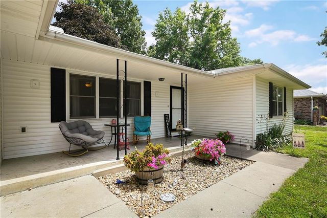 503 SW Maple Lane, Oak Grove, MO 64075