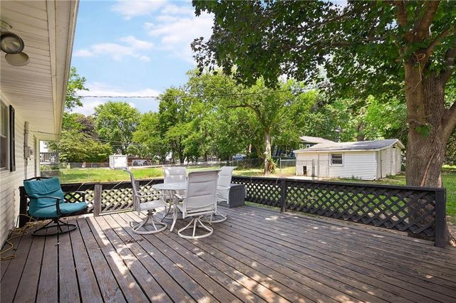 503 SW Maple Lane, Oak Grove, MO 64075