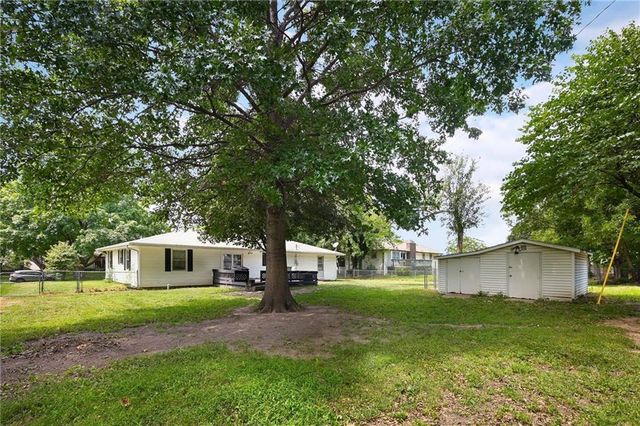 503 SW Maple Lane, Oak Grove, MO 64075