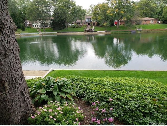 6701 Yarborough Drive, Shelby Charter Township, MI 48316