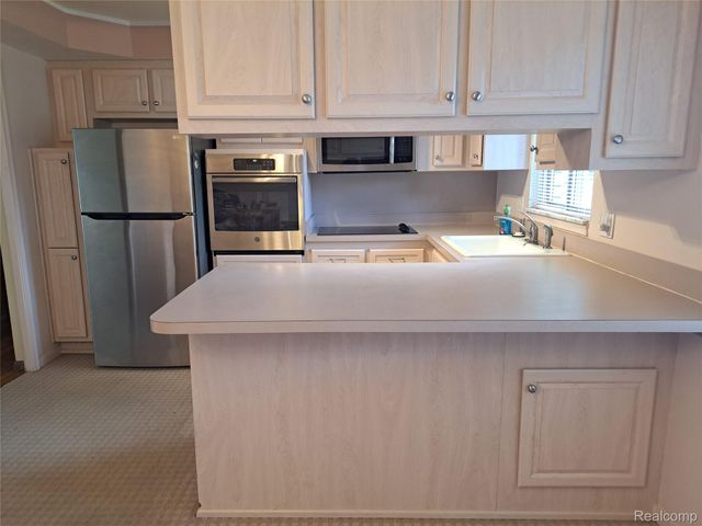 6701 Yarborough Drive, Shelby Charter Township, MI 48316