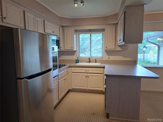 6701 Yarborough Drive, Shelby Charter Township, MI 48316