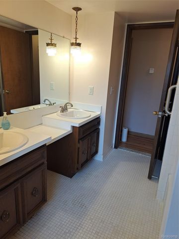 6701 Yarborough Drive, Shelby Charter Township, MI 48316
