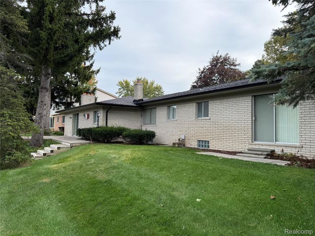 6701 Yarborough Drive, Shelby Charter Township, MI 48316