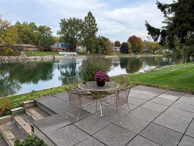 6701 Yarborough Drive, Shelby Charter Township, MI 48316