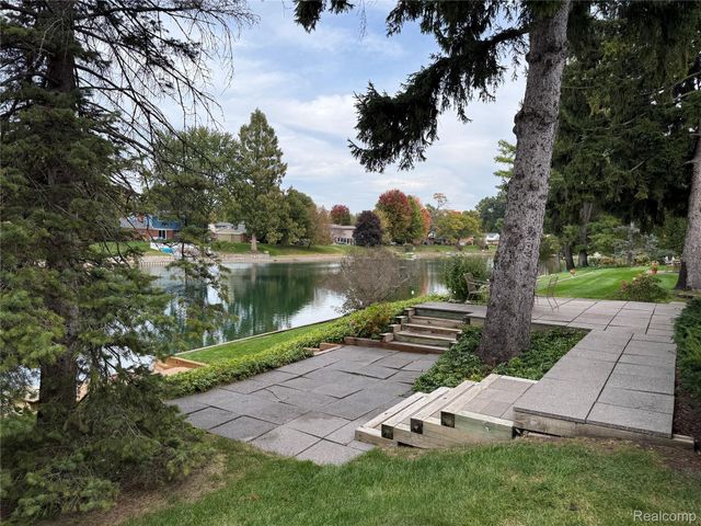 6701 Yarborough Drive, Shelby Charter Township, MI 48316