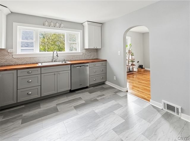 16 Homestead Road East, New Hartford, NY 13323