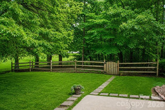 1015 Estate Lane, Matthews, NC 28104