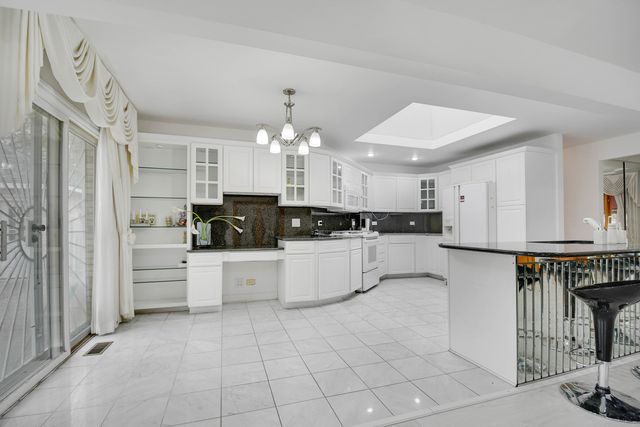 14650 Lamon Avenue, Midlothian, IL 60445