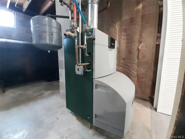 38 Pine Woods Road, Hyde Park, NY 12538