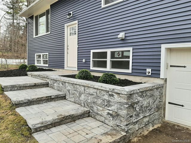 38 Pine Woods Road, Hyde Park, NY 12538