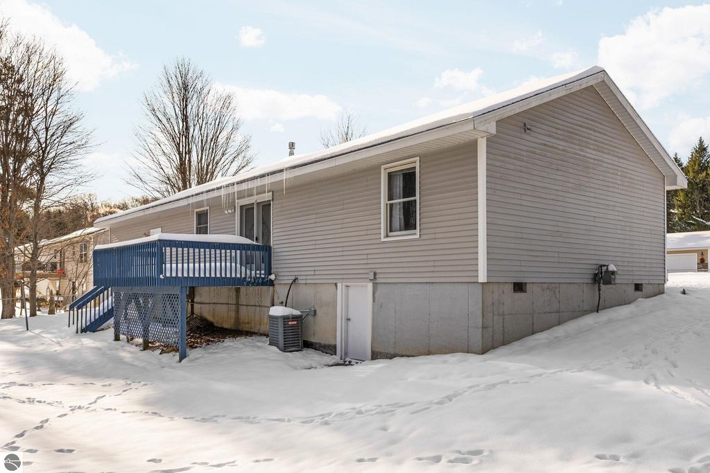 Image 2 of property listing at 13781 Bayview Drive, Traverse City, MI 49684