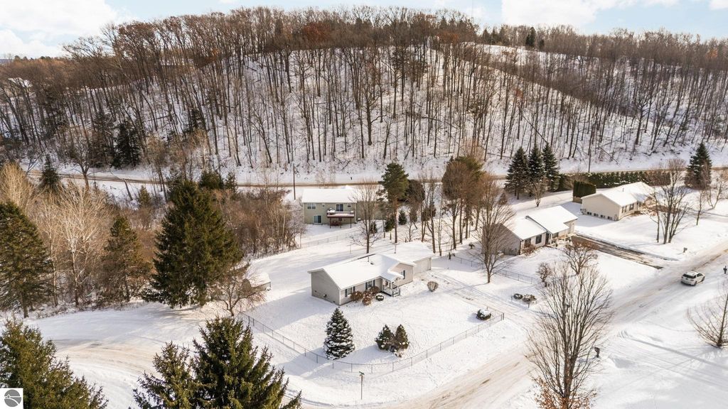 Image 4 of property listing at 13781 Bayview Drive, Traverse City, MI 49684