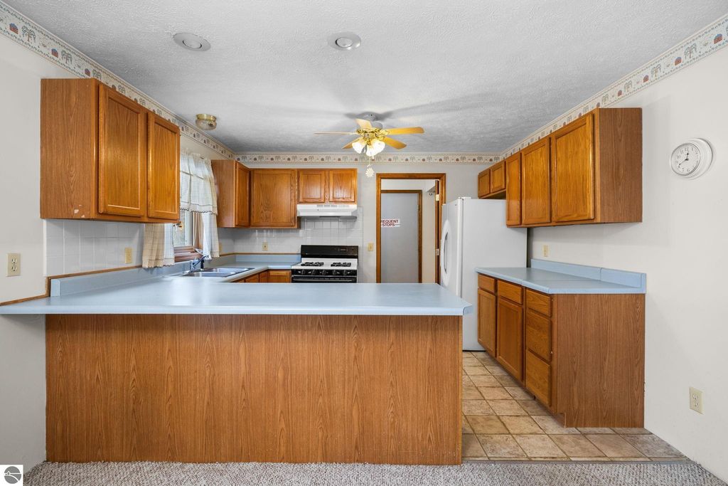 Image 6 of property listing at 13781 Bayview Drive, Traverse City, MI 49684