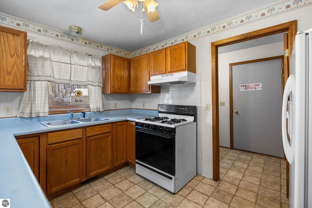 Image 7 of property listing at 13781 Bayview Drive, Traverse City, MI 49684