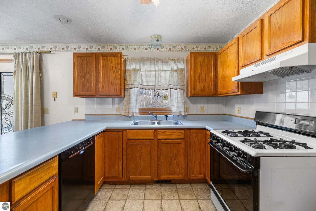 Image 8 of property listing at 13781 Bayview Drive, Traverse City, MI 49684