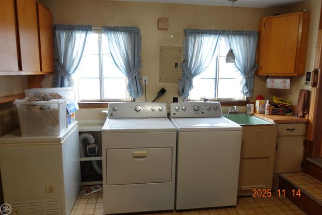 28413 RUEHLE Street, St Clair Shores, MI 48081