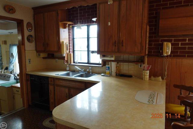 28413 RUEHLE Street, St Clair Shores, MI 48081