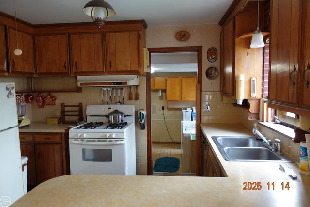 28413 RUEHLE Street, St Clair Shores, MI 48081