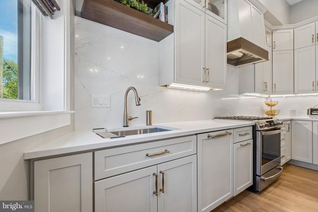 801 S 8TH ST, Philadelphia, PA 19147