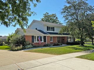 2405 E Miner Street, Arlington Heights, IL 60004